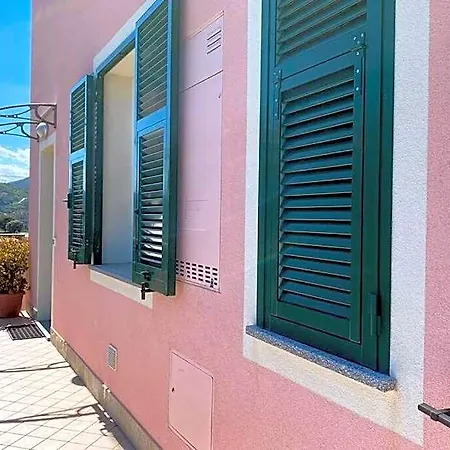 Luminoso Bilocale Con Balcone A בורג'ו ורצי