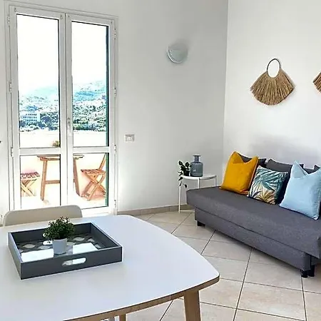 Luminoso Bilocale Con Balcone A בורג'ו ורצי